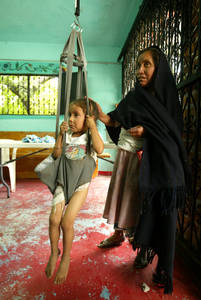 Una mujer pesa a su hija en el centro comunitario Caminemos Juntos, en Tlamacazapa FOTO José Carlo González