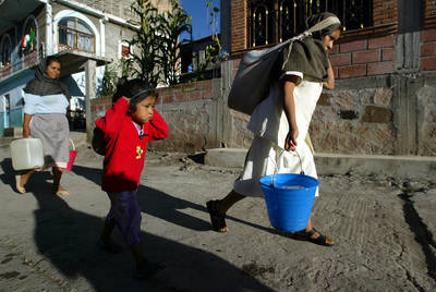 Procedentes de uno de los pozos del pueblo, mujeres de Tlamacazapa acarrean agua, la forma más común de llevar el liquido a casa FOTO José Carlo González